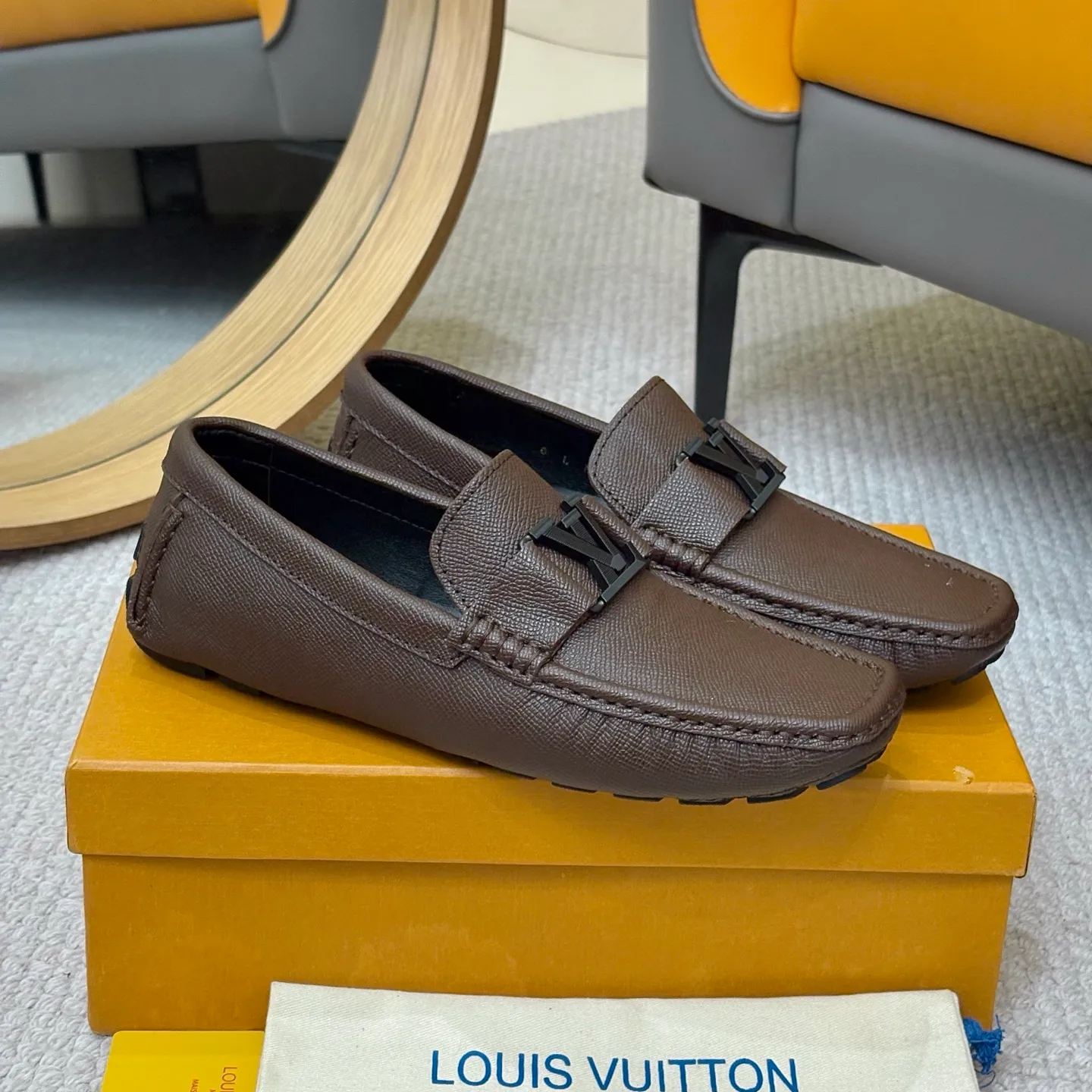Men's men's shoes 💰420 (Yangli) LV 2⃣️0⃣️2⃣️5️⃣Spring and summer counter GLORIA series models ✈️Original factory special leather production, original last type. A classic driving slip-on casual shoe that shows an elegant style with exquisite craftsmanship details such as Monogram embossing all over the upper🌀Italian imported calfskin fabric Sheepskin foot pads➕Inside～Private mold replica sole Unique style Comfortable driving slip-on Size: 4-12 (38-46) Comes with [Counter packaging: original box, wrapping paper, card, instruction manual, shoehorn, cloth bag] No pressure to enter and leave the counter!